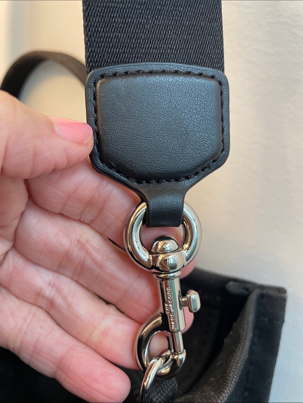 Marc Jacobs Black 'The Tote Bag' Messenger Tote Medium with Extra Logo Strap - Picture 12 of 16